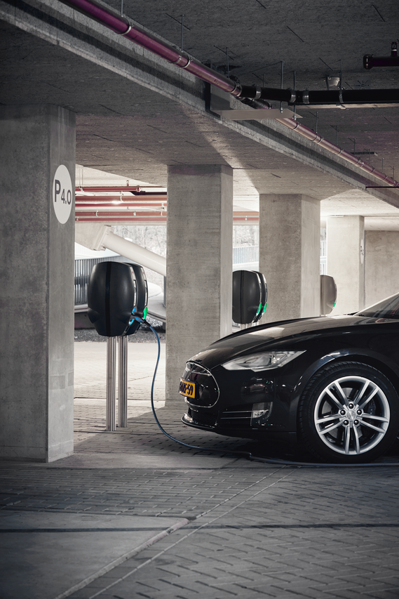 Schwarzes Auto lädt in Tiefgarage an Wallbox